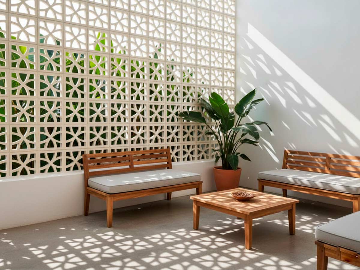 Fachada arquitectónica con celosías modernas de diseño vanguardista