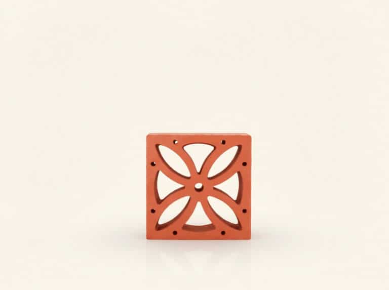 Esta celosía flor de cerámica terracota presenta un diseño calado de cuatro pétalos.