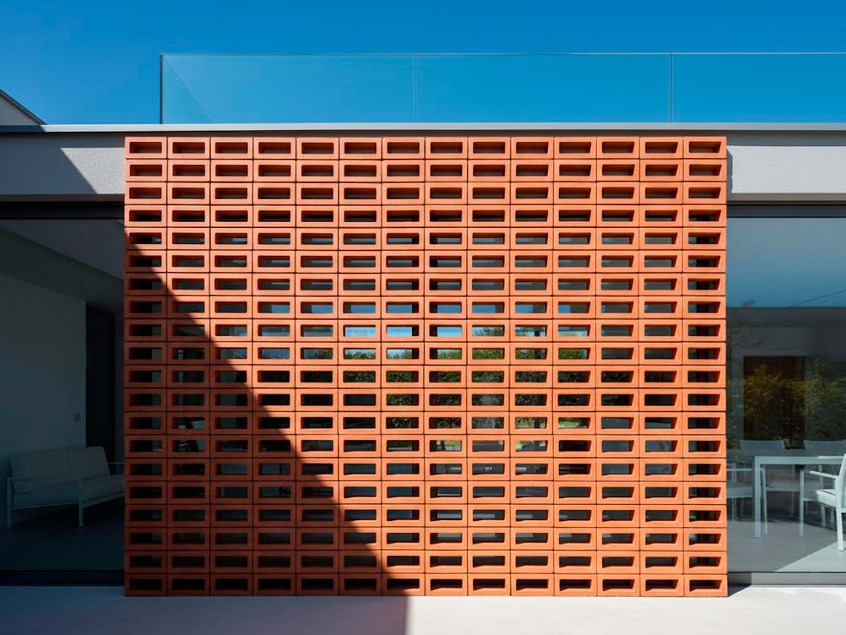 Fachada de diseño con celosías rectangulares de estilo lineal