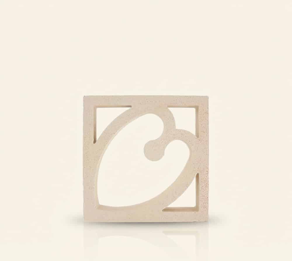Bloque de celosía cuadrado de hormigón blanco con un diseño de corazón calado.