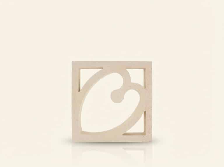 Bloque de celosía cuadrado de hormigón blanco con un diseño de corazón calado.