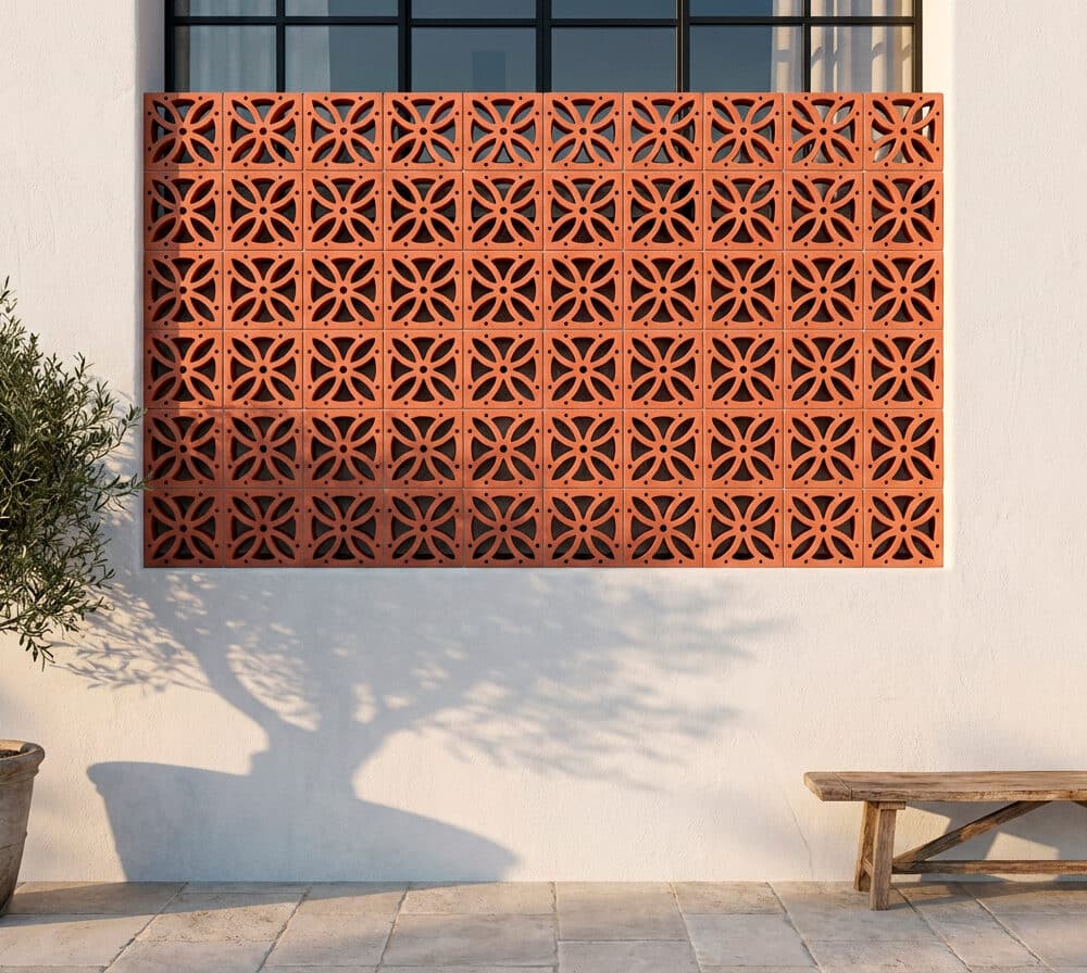 Celosía de terracota exterior con patrón de celosía flor en una pared