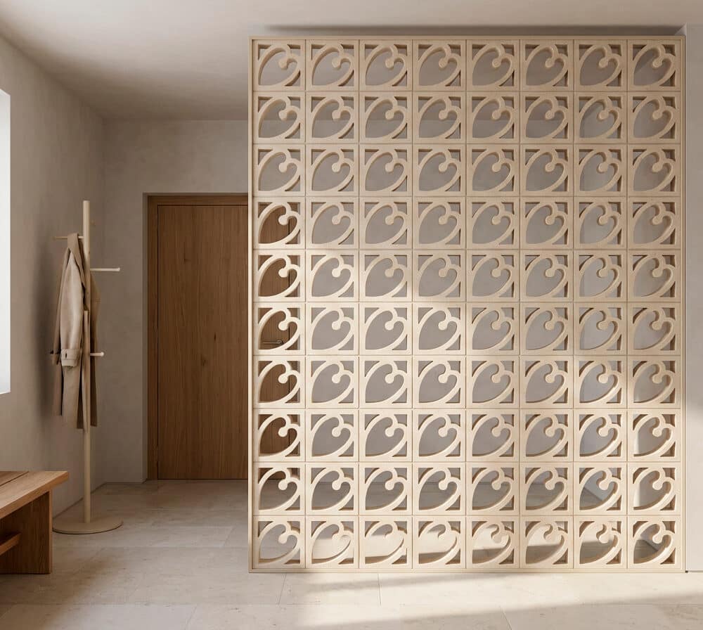 Celosía decorativa de interior con patrón de corazones en un recibidor luminoso.