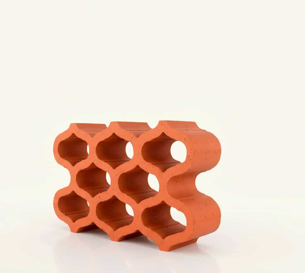 Celosía árabe de terrazo naranja con diseño geométrico en fondo blanco.