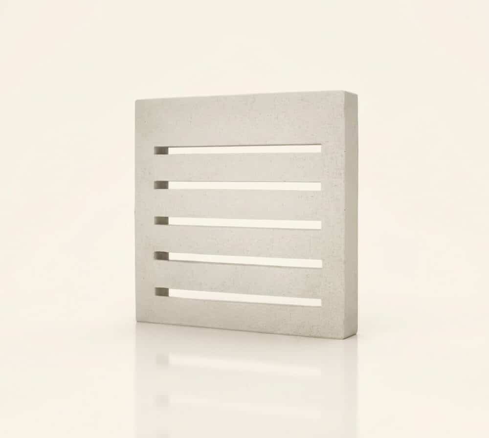 Panel de celosía persiana grande blanca con cinco ranuras horizontales. Tiene una textura sutil.