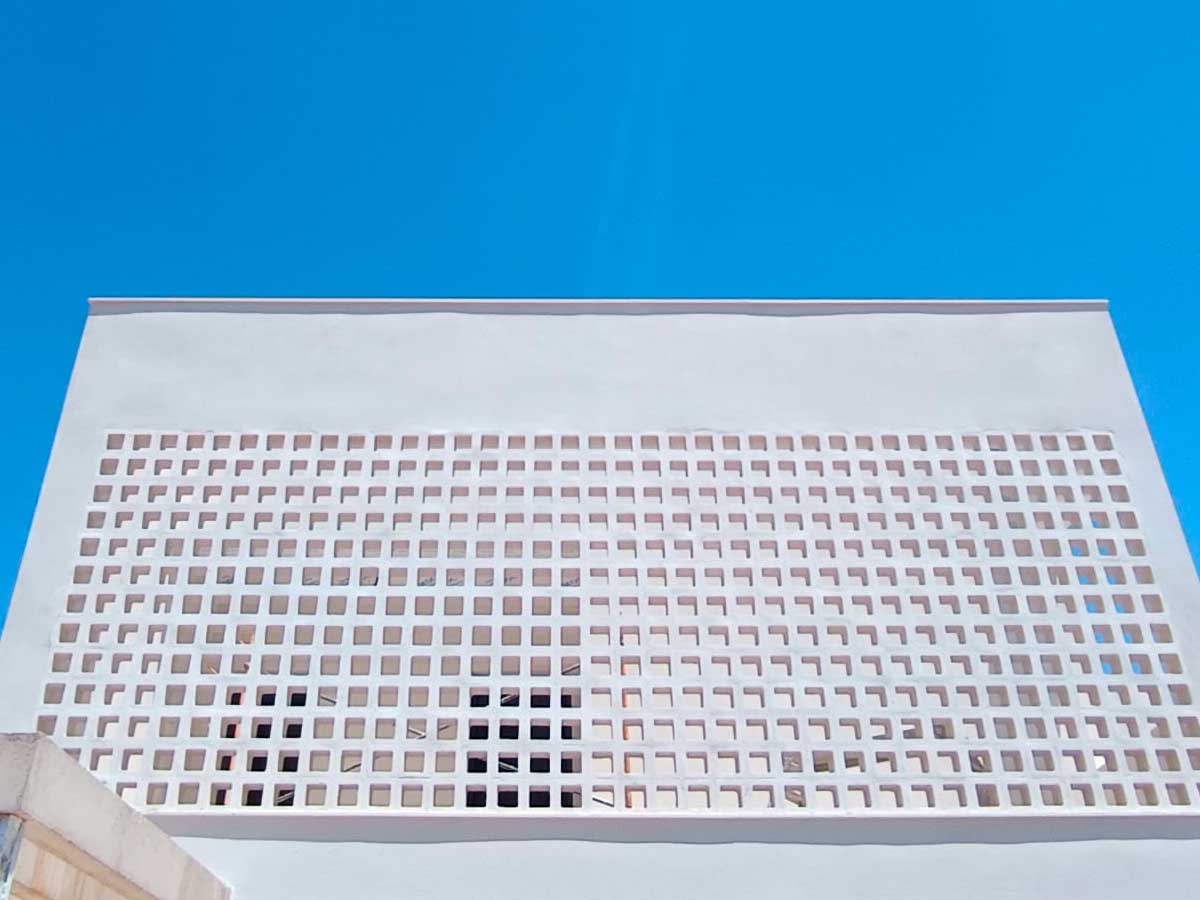 Muro exterior construido con la celosía Ventana, creando un efecto de luz y sombra.