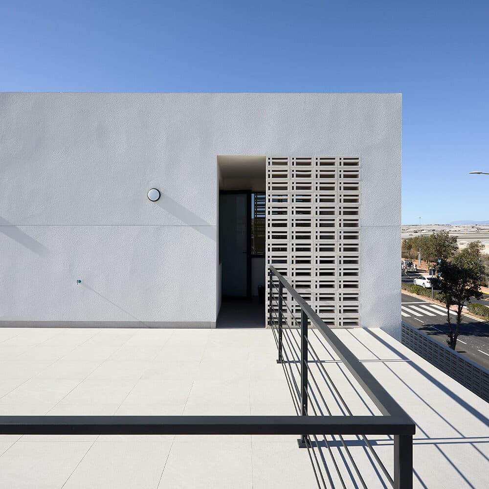 Celosía exterior de diseño moderno en edificio minimalista