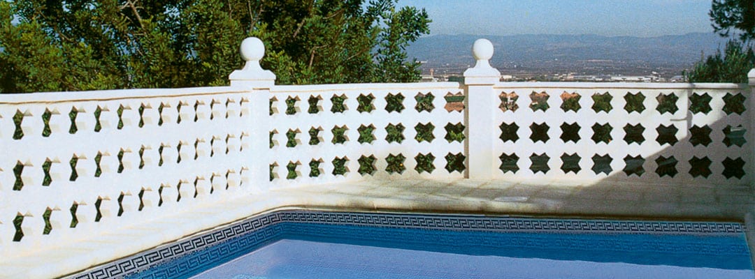 Terraza acogedora con una celosía de madera llena de plantas trepadoras.