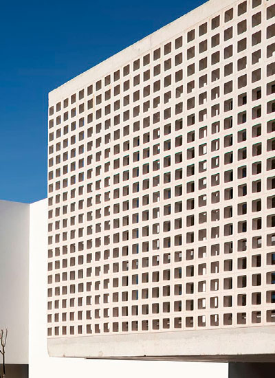 Pared de celosías blancas perfectamente instalada gracias a materiales de agarre de calidad