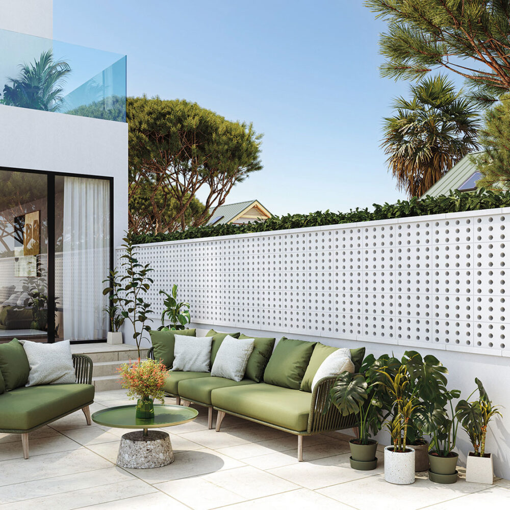 Terraza con celosías de hormigón Aroha Verniprens y mobiliario verde. Es una terraza estilo mediterraneo.