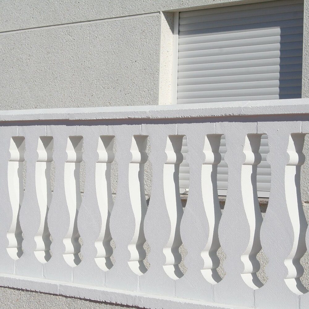 Balaustrada blanca decorativa en fachada de vivienda moderna