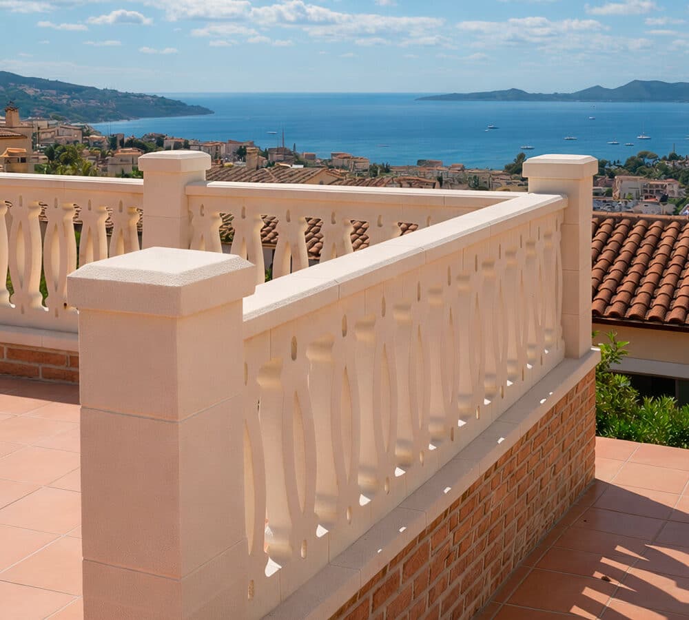 Balaustrada exterior de hormigón prensado modelo Corazón en una terraza con vistas al mar.