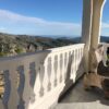 Balaustrada de hormigón en una terraza con vistas a las montañas