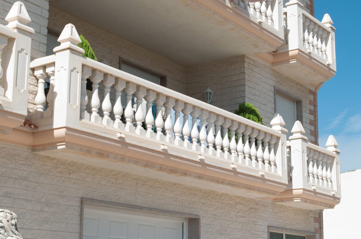 Detalle de balaustrada moderna con remate y pasamanos metálico