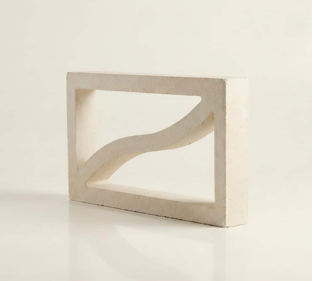 Celosía blanca de hormigón con diseño de onda, perfecta para celosia terraza.