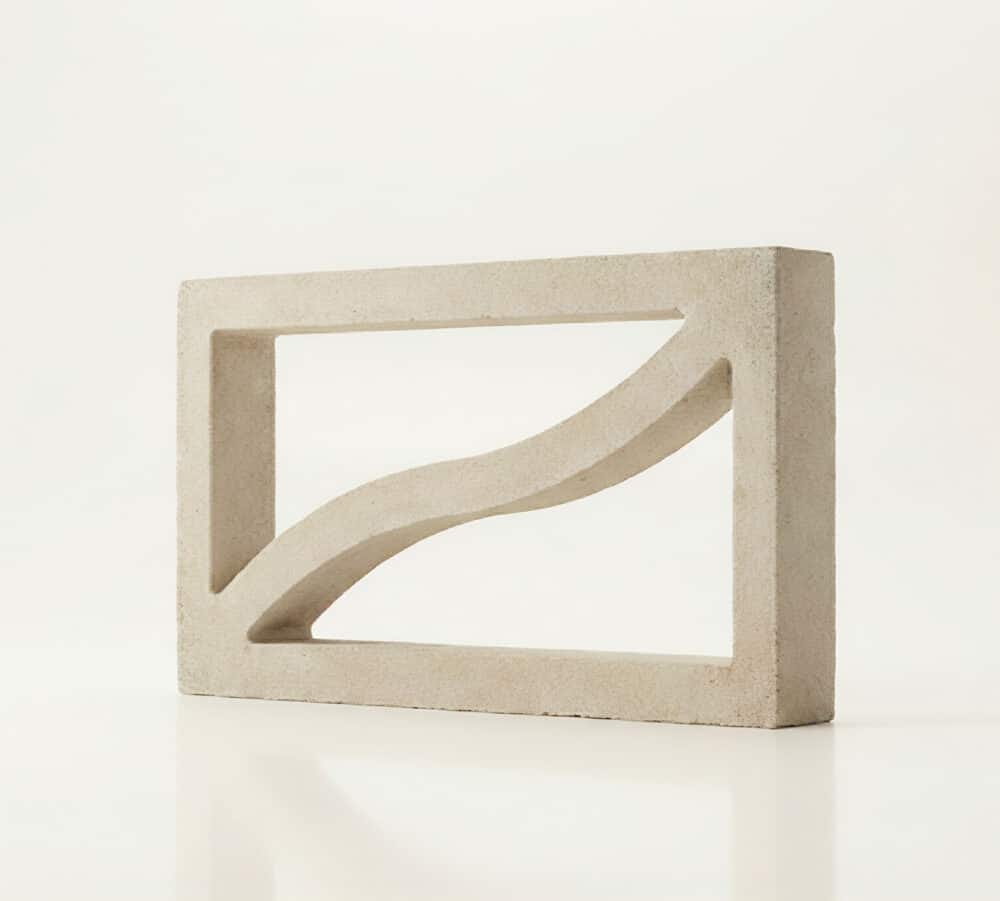 Celosia blanca de hormigon modelo Duna con diseño ondulado para terraza.