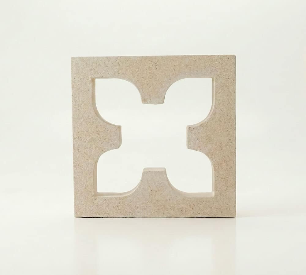 Bloque de celosia de hormigon blanco con diseño Jazmin para terraza.