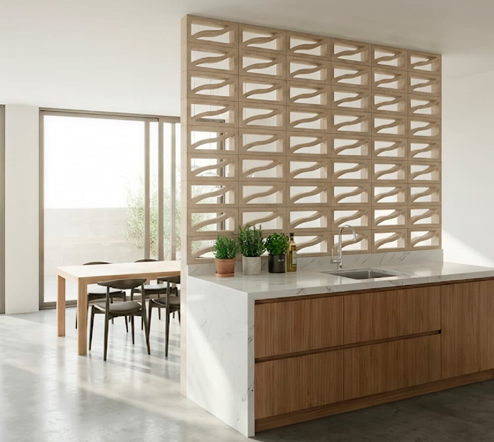 Una celosía de madera con patrón Duna divide una cocina moderna de un comedor.