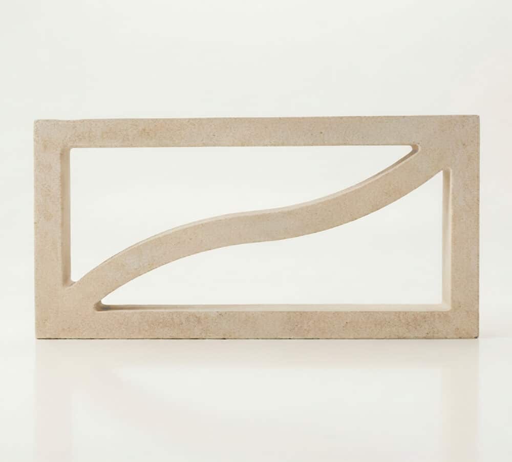 Celosía blanca modelo Duna rectangular con diseño ondulado para terraza.