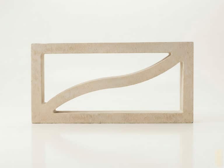 Celosía blanca modelo Duna rectangular con diseño ondulado para terraza.