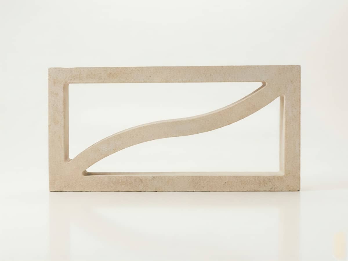 Celosía blanca modelo Duna rectangular con diseño ondulado para terraza.