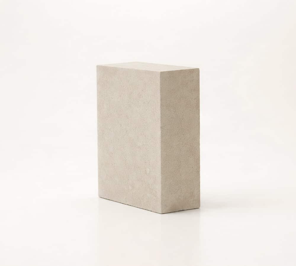 Bloque rectangular de celosía modelo lisa con textura clara sobre fondo blanco.