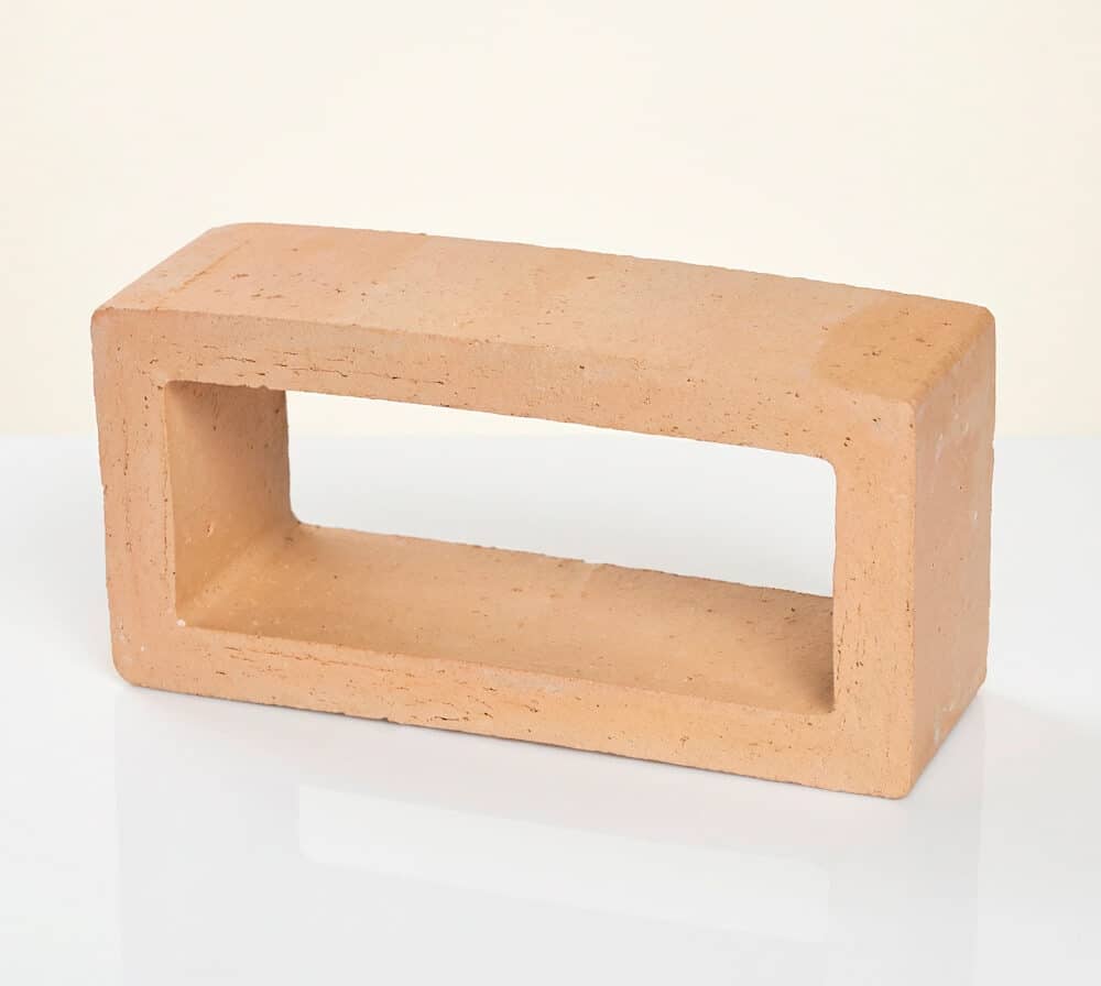 Celosia de barro rectangular con una abertura central para celosia terraza.