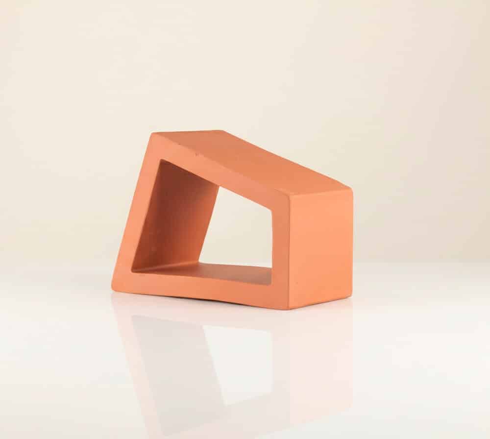 Celosía cerámica moderna Tetra Sienna de color siena con forma geométrica para terraza.