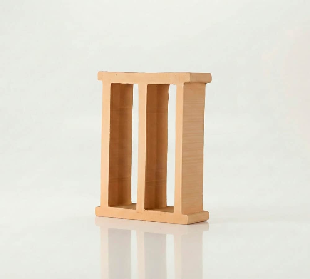 Celosía de cerámica Poblet A de color terracota con tres aberturas verticales para terraza.