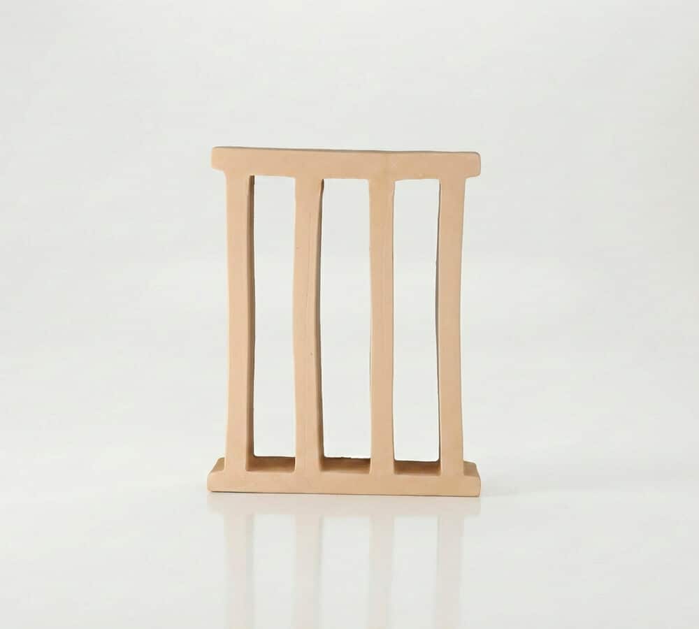 Una pieza de celosía cerámica Poblet B de color beige claro para terraza.