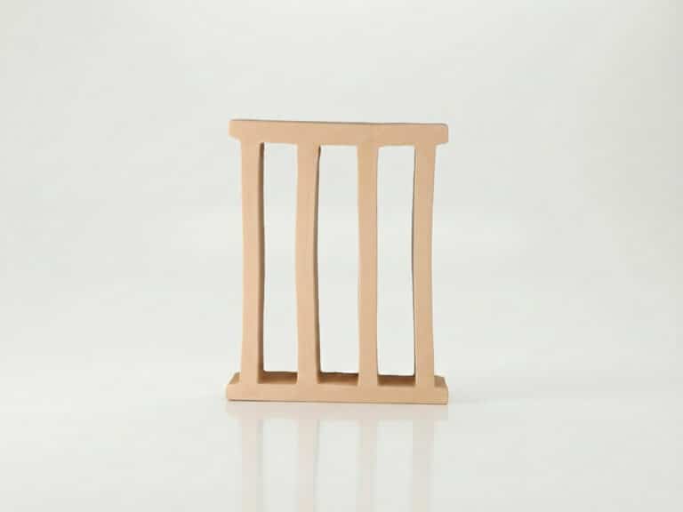 Una pieza de celosía cerámica Poblet B de color beige claro para terraza.
