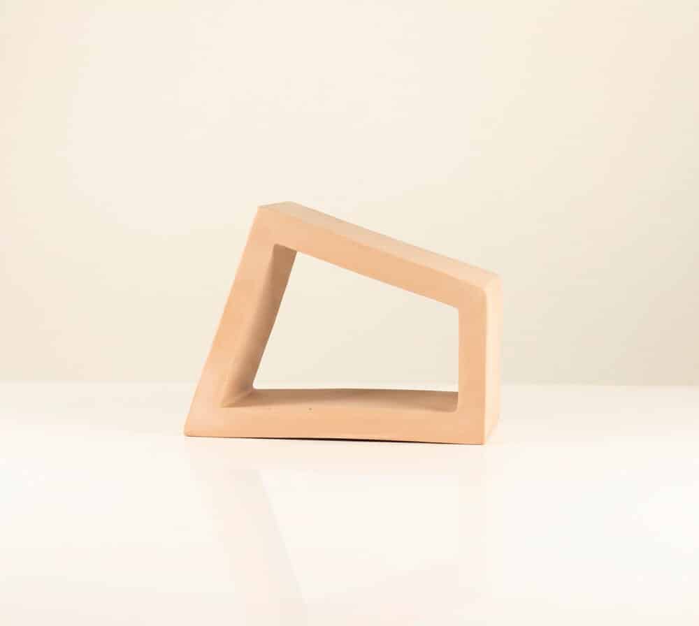 Celosía cerámica Tetra Straw de color paja claro con forma geométrica irregular para terraza.