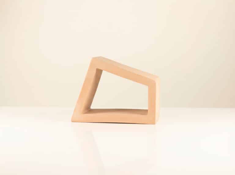 Celosía cerámica Tetra Straw de color paja claro con forma geométrica irregular para terraza.