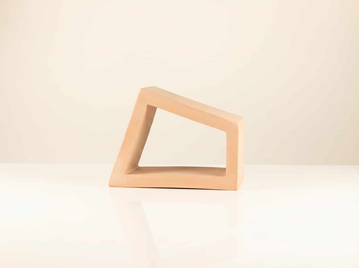 Celosía cerámica Tetra Straw de color paja claro con forma geométrica irregular para terraza.