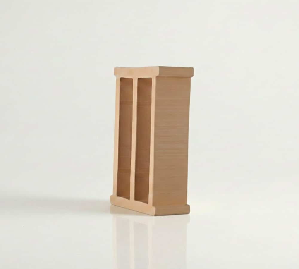 Celosía cerámica tipo ladrillo Poblet de color beige con tres aberturas verticales para terraza.