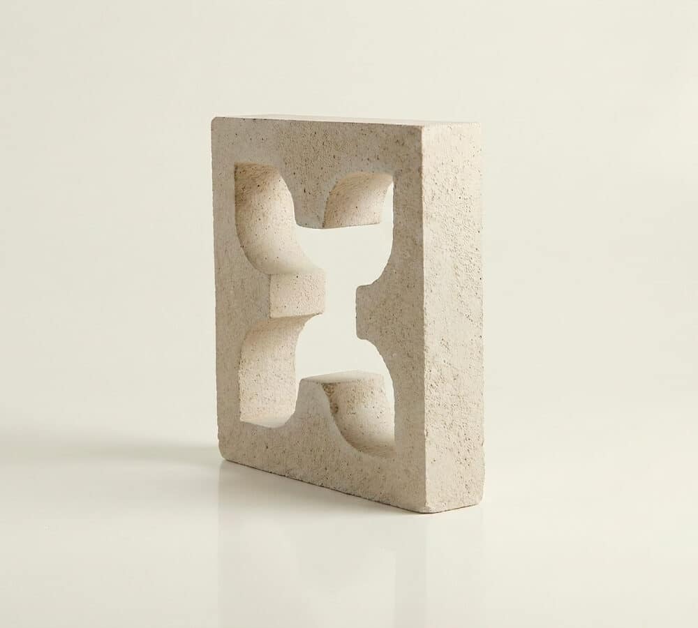 Celosía de hormigón blanca jazmín para terraza con calado central de reloj de arena.