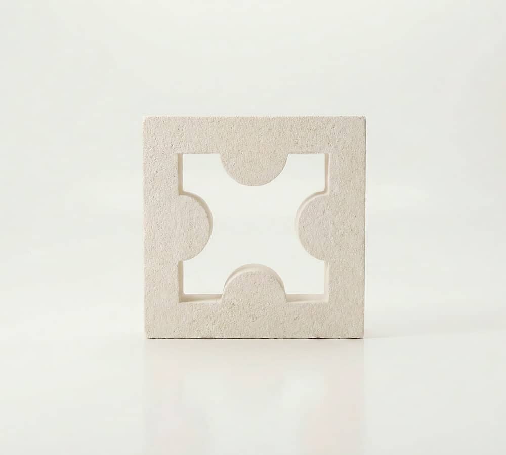 Celosía de hormigón Aspa para terraza con diseño calado central sobre fondo blanco.