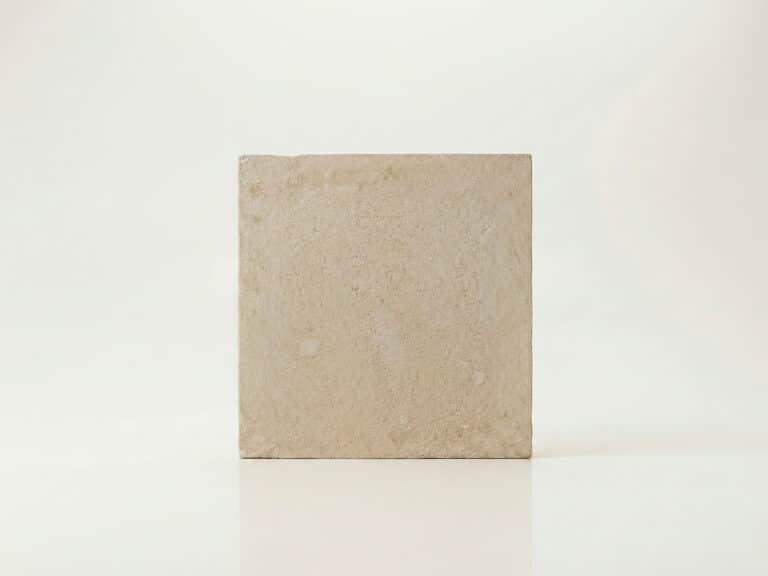 Bloque rectangular de hormigon con textura para celosia terraza.