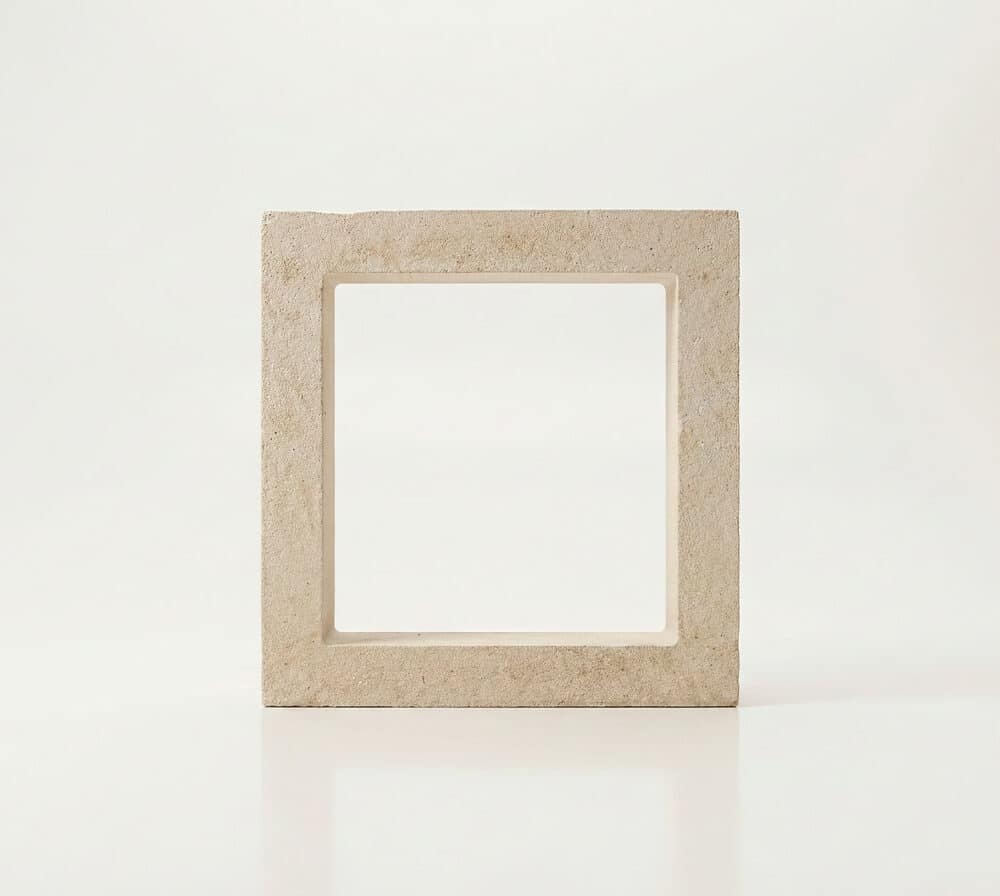 Celosía de hormigón modelo marco de color beige claro con textura rugosa para terraza.