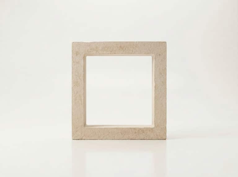 Celosía de hormigón modelo marco de color beige claro con textura rugosa para terraza.