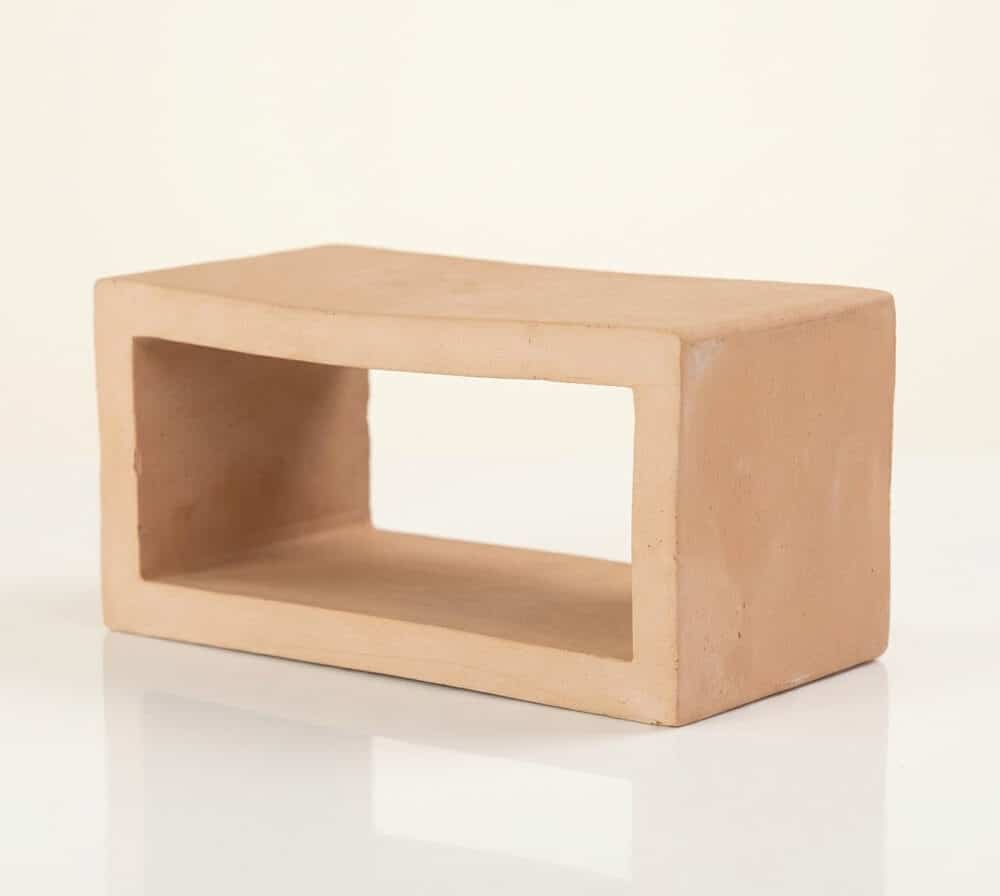 Bloque decorativo de barro natural con abertura rectangular para celosia de terraza.