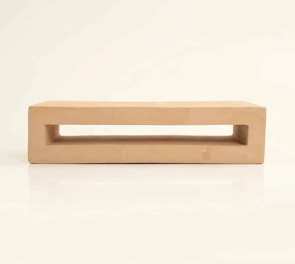 Celosia decorativa de barro natural pequeña con una abertura rectangular horizontal.