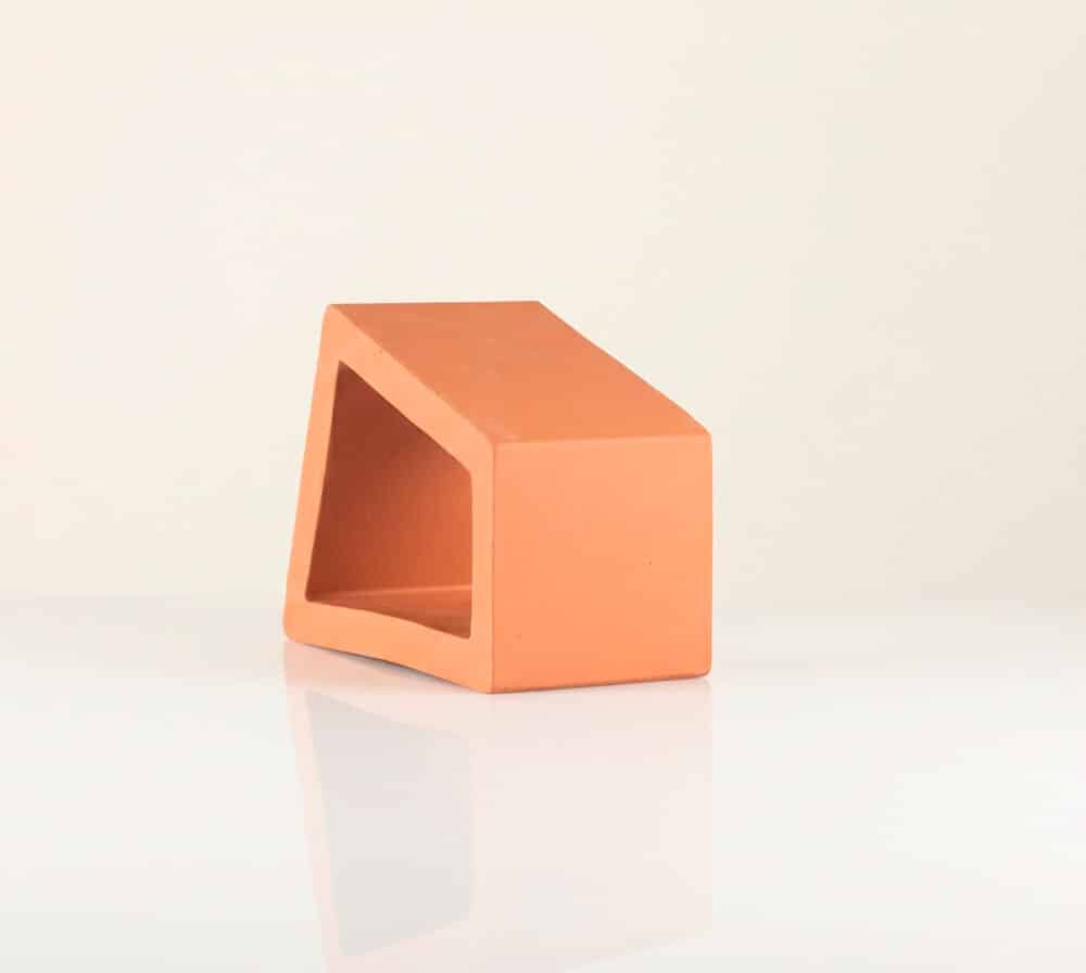 Celosia tipo ladrillo tetra sienna de color terracota para terraza sobre superficie blanca.