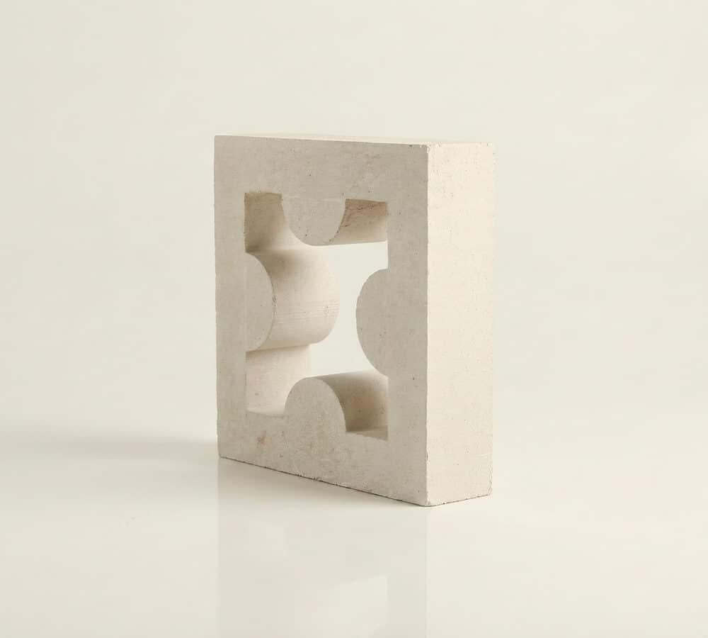 Celosía de hormigón modelo Aspa en color claro sobre fondo blanco. Es ideal para celosia terraza.