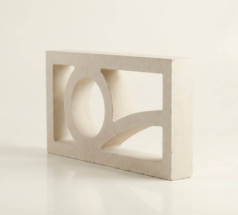 Celosia blanca decorativa Orbita con diseño geométrico sobre fondo claro. Ideal para celosia terraza.