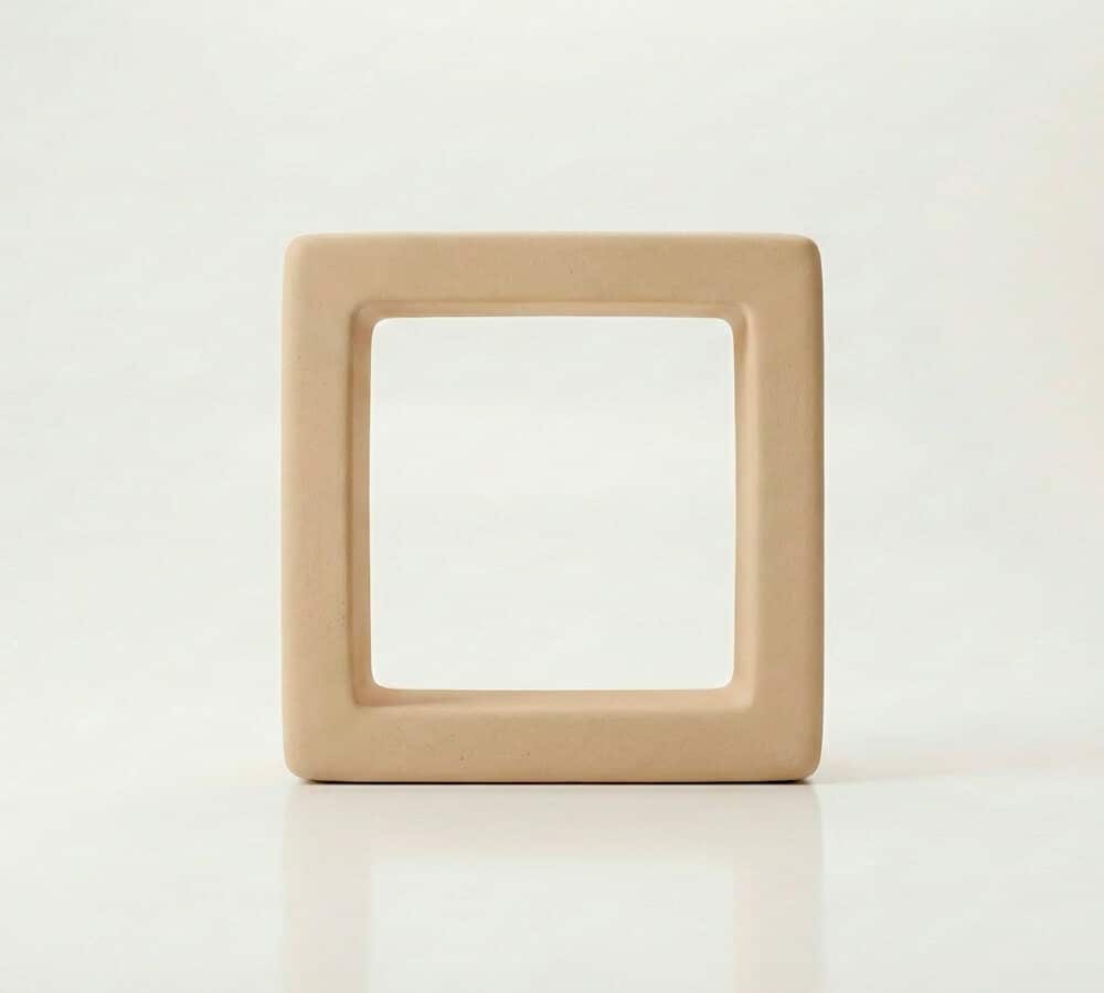 Celosia ceramica cuadrada Begur de color beige para terraza sobre fondo blanco.