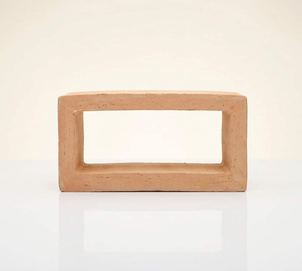 Celosía cerámica Sort rectangular de terracota para terraza sobre fondo claro.