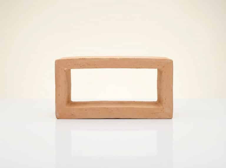Celosía cerámica Sort rectangular de terracota para terraza sobre fondo claro.