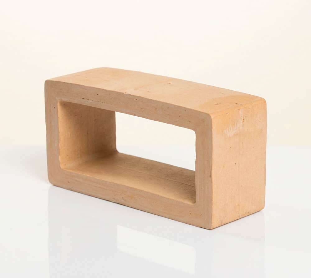 Celosía de barro cerámica sort para terraza con forma rectangular y abertura.