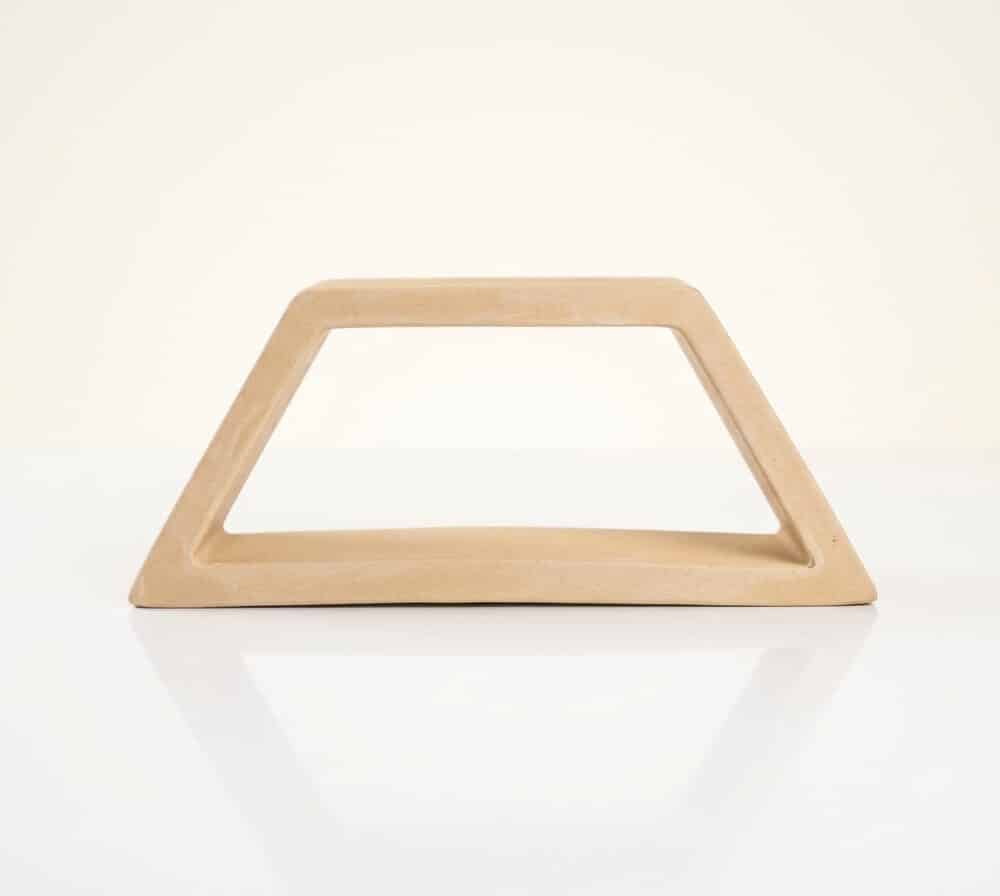Celosía de barro Prades de color claro con forma trapezoidal para terraza.